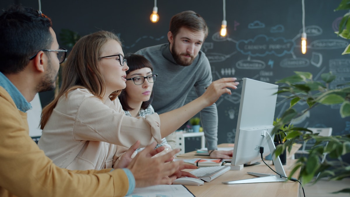 Tim developer Hashcode Indonesia berdiskusi mengerjakan proyek website dan aplikasi
